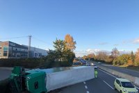 Kamion převrácený na bok blokoval dálnici u Brna: Zraněného šoféra museli vyhrabat z hlíny