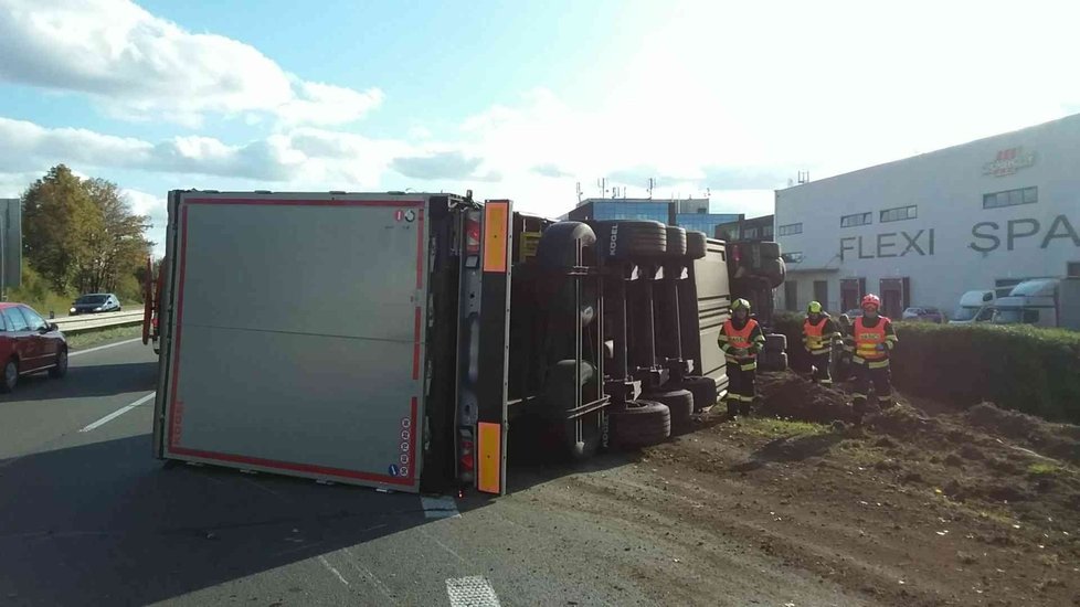Převrácený kamion na dálnici D52 zkomplikoval ve středu v podvečer na výjezdu z Brna život stovkám šoférů. Řidič s vážným zraněním skončil v nemocnici.