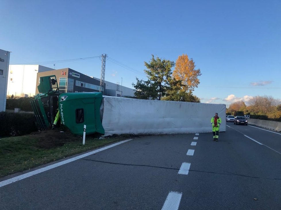 Převrácený kamion na dálnici D52 zkomplikoval ve středu v podvečer na výjezdu z Brna život stovkám šoférů. Řidič s vážným zraněním skončil v nemocnici.