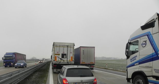 Čekání v koloně na D2. Na 11. kilometru u Blučiny zastavila provoz nehoda dvou kamionů a osobáku.
