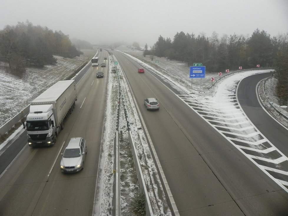 Na rozdíl od D2 si dávali řidiči na D1 u Brna pozor. Po ránu mrzlo, přibyl i sněhový poprašek.