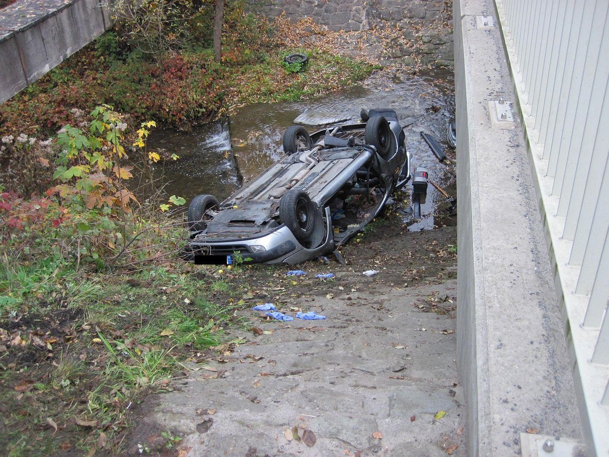 1 Auto se zřítilo před mostem z pětimetrového svahu do potoka.