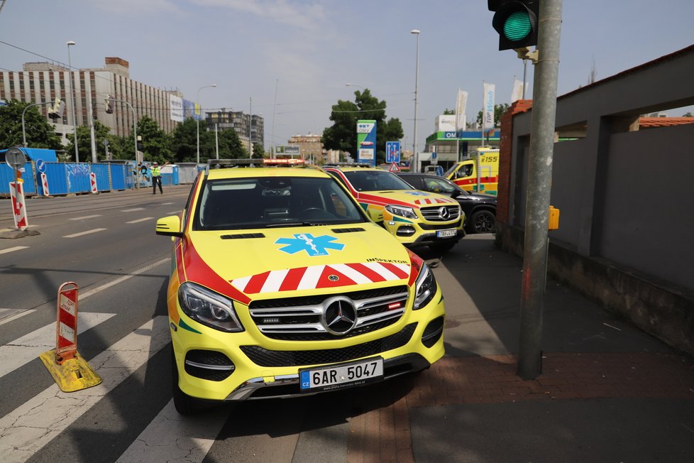 Pražští policisté zasahovali u nehody dvou osobních aut u Nákladového nádraží Žižkov. Jedno z aut skončilo na střeše.