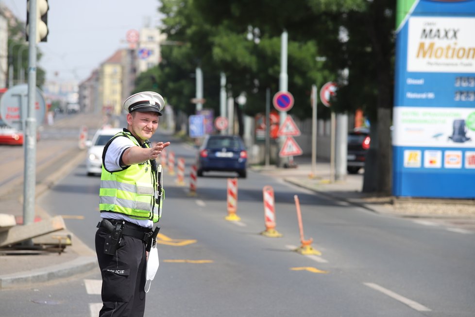 Pražští policisté zasahovali u nehody dvou osobních aut u Nákladového nádraží Žižkov. Jedno z aut skončilo na střeše.