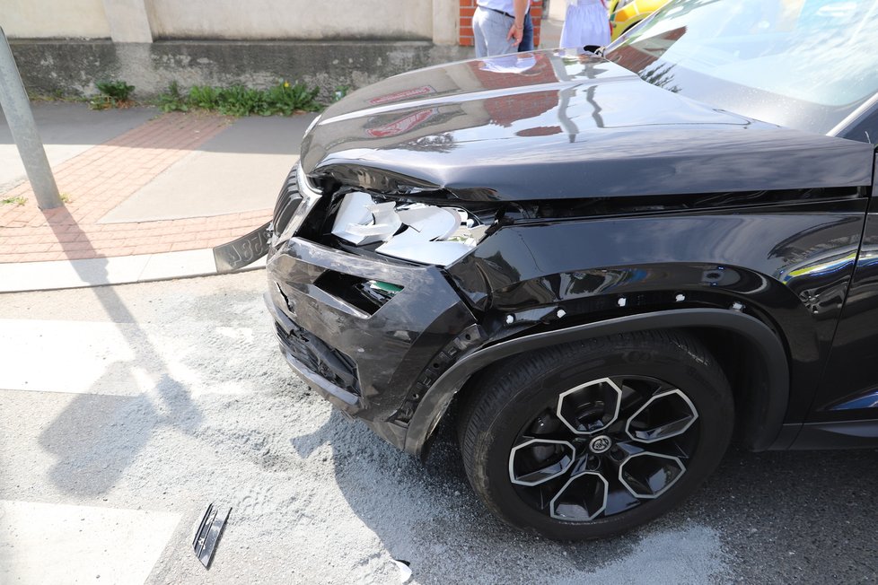 Pražští policisté zasahovali u nehody dvou osobních aut u Nákladového nádraží Žižkov. Jedno z aut skončilo na střeše.