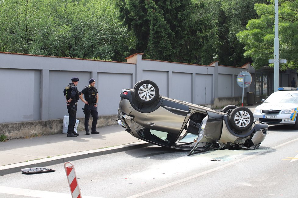 Pražští policisté zasahovali u nehody dvou osobních aut u Nákladového nádraží Žižkov. Jedno z aut skončilo na střeše.