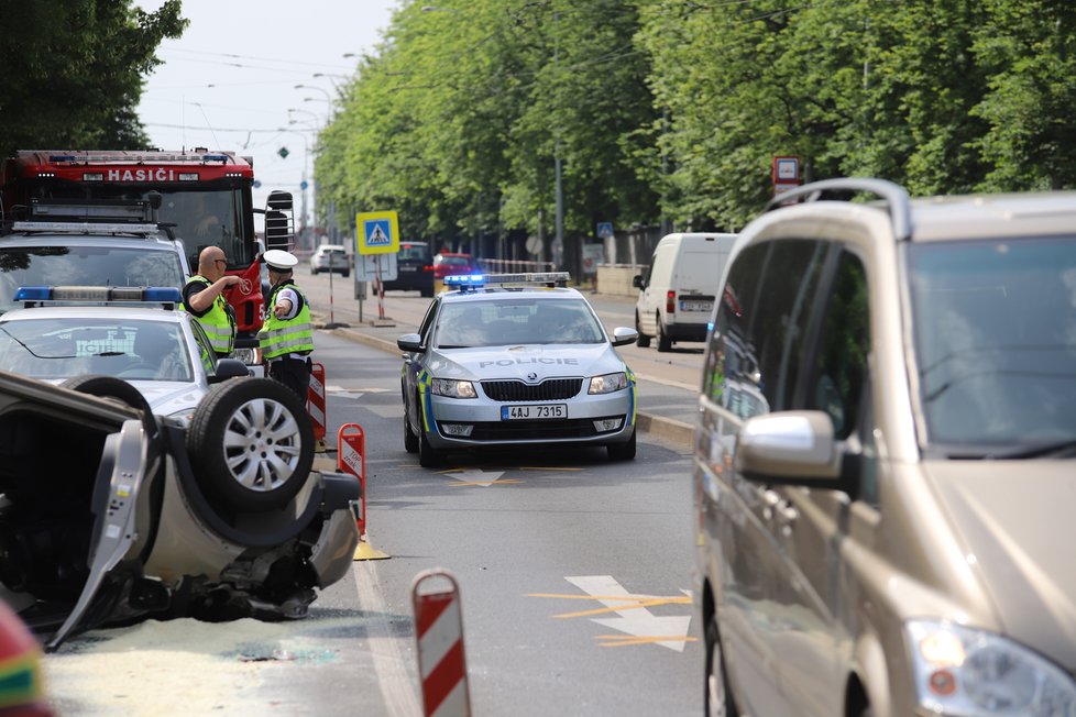 Pražští policisté zasahovali u nehody dvou osobních aut u Nákladového nádraží Žižkov. Jedno z aut skončilo na střeše.