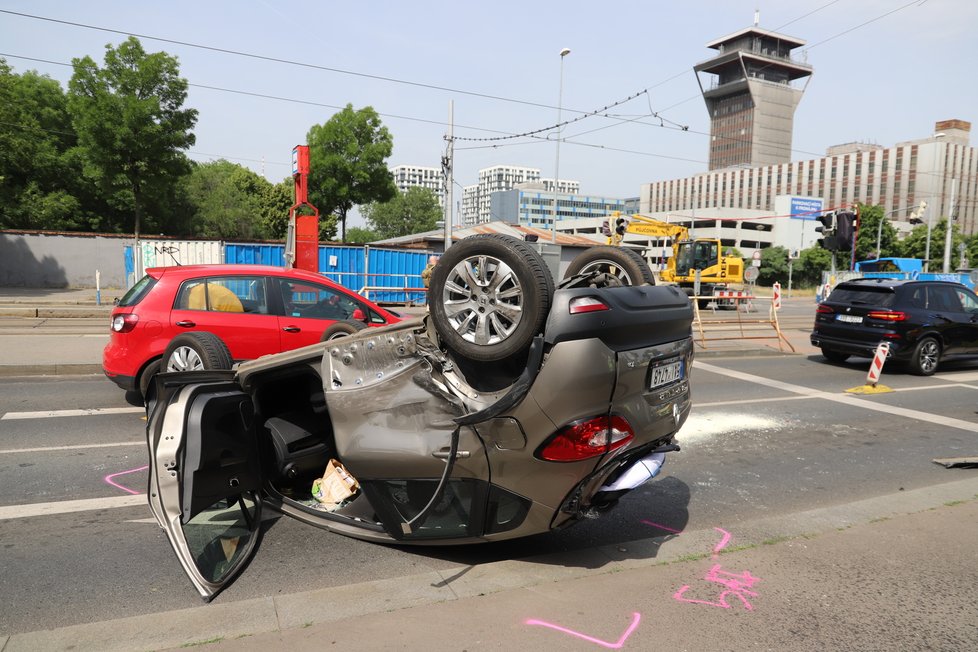 Pražští policisté zasahovali u nehody dvou osobních aut u Nákladového nádraží Žižkov. Jedno z aut skončilo na střeše.