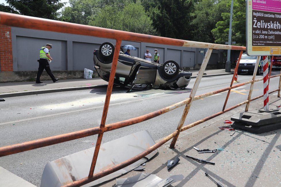 Pražští policisté zasahovali u nehody dvou osobních aut u Nákladového nádraží Žižkov. Jedno z aut skončilo na střeše.