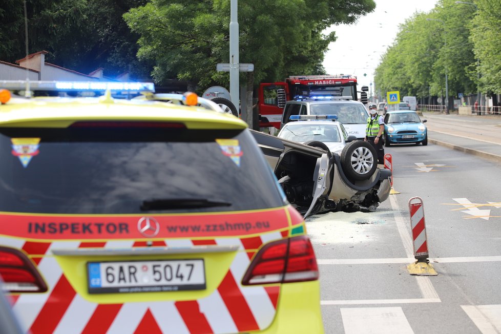 Pražští policisté zasahovali u nehody dvou osobních aut u Nákladového nádraží Žižkov. Jedno z aut skončilo na střeše.