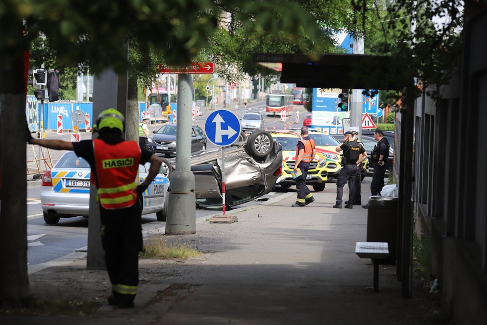 Pražští policisté zasahovali u nehody dvou osobních aut u Nákladového nádraží Žižkov. Jedno z aut skončilo na střeše.