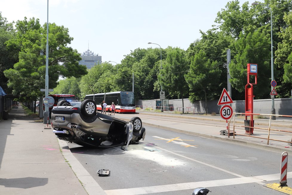 Pražští policisté zasahovali u nehody dvou osobních aut u Nákladového nádraží Žižkov. Jedno z aut skončilo na střeše.