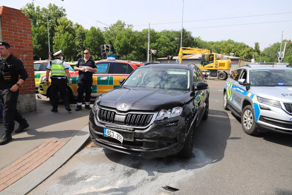 Pražští policisté zasahovali u nehody dvou osobních aut u Nákladového nádraží Žižkov. Jedno z aut skončilo na střeše.