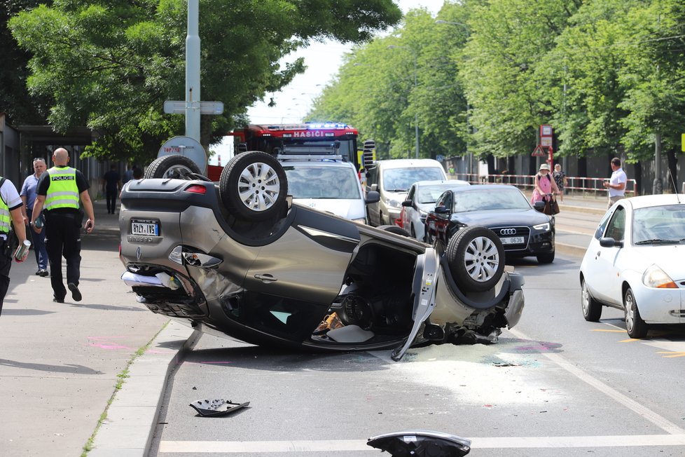 Pražští policisté zasahovali u nehody dvou osobních aut u Nákladového nádraží Žižkov. Jedno z aut skončilo na střeše.