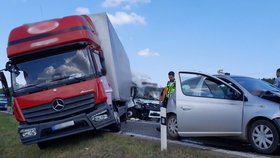 U nově budované okružní křižovatky před Losinou na Plzeňsku bourala čtyři auta.