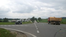 Srážku s nákladním autem řidička (37) mercedesu u Chotovin na Táborsku nepřežila. Desetiletý chlapec, který s ní cestoval, skončil s vážným poraněním hlavy v nemocnici.