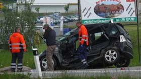 Srážku s nákladním autem řidička (37) mercedesu u Chotovin na Táborsku nepřežila. Svážným poraněním hlavy skoničil v nemocnici spolujezdec (10)