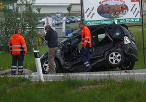 Srážku s nákladním autem řidička (37) mercedesu u Chotovin na Táborsku nepřežila. Svážným poraněním hlavy skoničil v nemocnici spolujezdec (10)