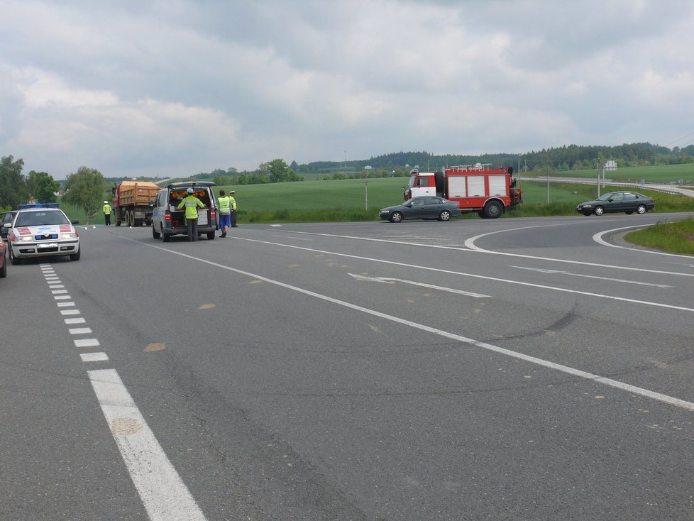 Na této křižovatce k nehodě došlo, žena zřejmě nedala přednost