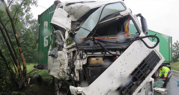 Tragická nehoda na Třebíčsku: Mladíky ve fiatu smetl zezadu náklaďák
