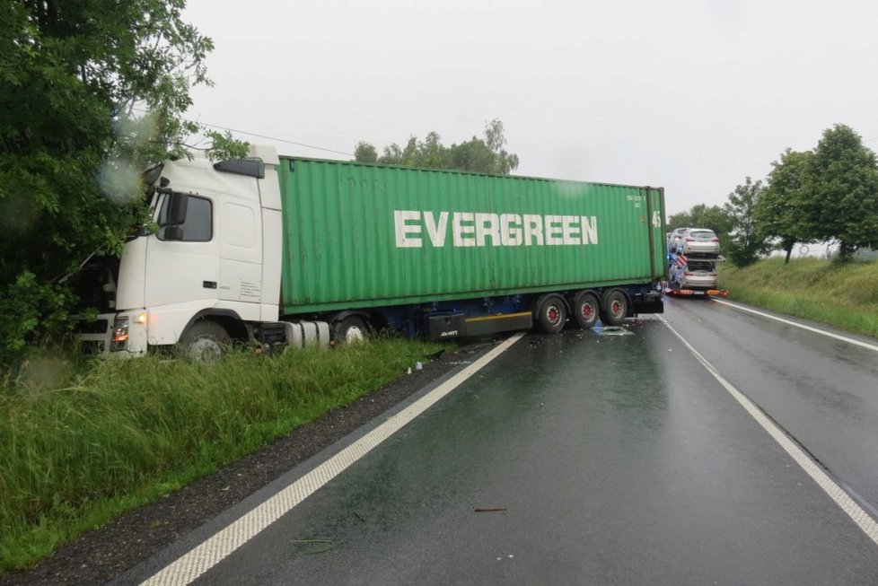 Drsná nehoda náklaďáků na Vysočině: Kvůli mikrospánku skončil spolujezdec v nemocnici.