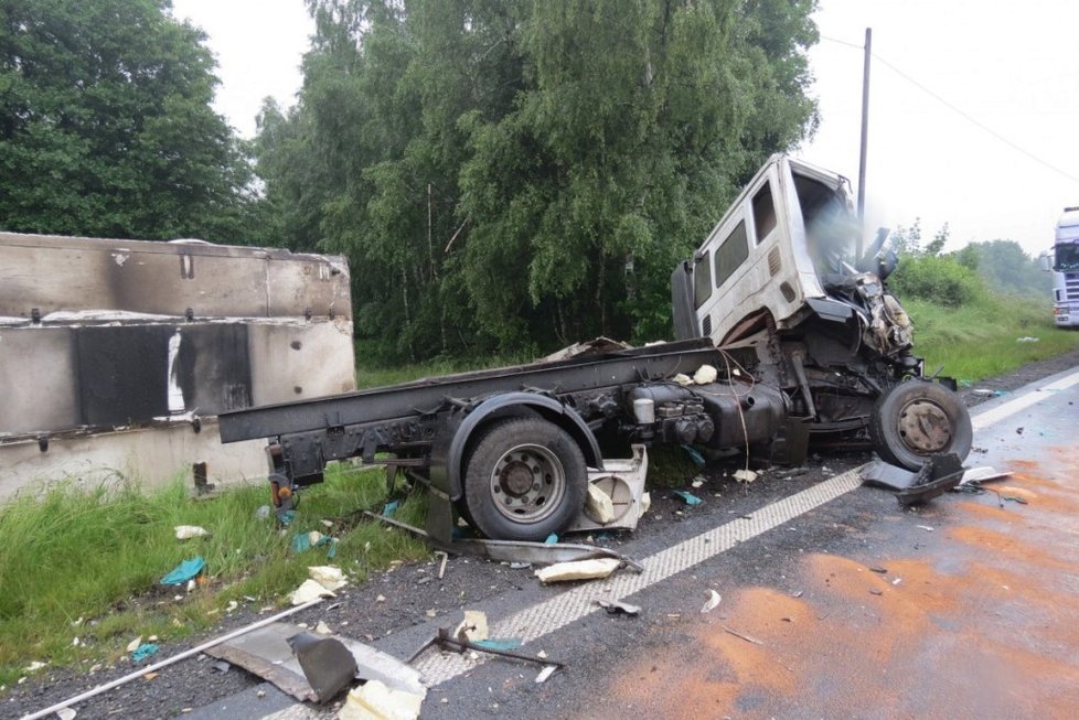 Drsná nehoda náklaďáků na Vysočině: Kvůli mikrospánku skončil spolujezdec v nemocnici.