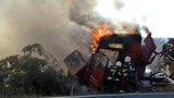 Na silnici R10 hořel kamion: Řidič stačil vyskočit