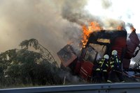 Na silnici R10 hořel kamion: Řidič stačil vyskočit