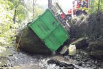 Šest hodin vyprošťovali z potoka u Úsobrna nákladní vůz s dřevěným odpadem.