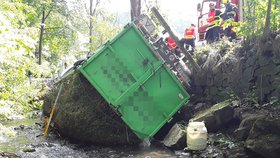 Šest hodin vyprošťovali z potoka u Úsobrna nákladní vůz s dřevěným odpadem.