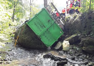 Šest hodin vyprošťovali z potoka u Úsobrna nákladní vůz s dřevěným odpadem.