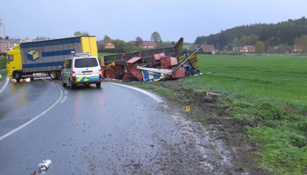 Řidička náklaďáku dostala smyk, převrátila přívěs a zatarasila silnici.