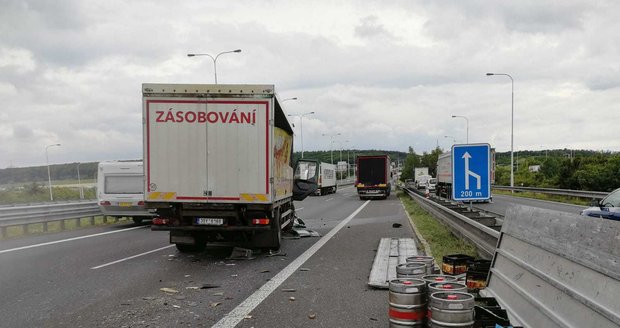 Z náklaďáku se na Pražském okruhu vysypaly basy a sudy piva.