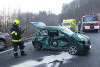 Tragická nehoda v buchlovických kopcích: Řidič předjížděl na náledí, nehodu nepřežil