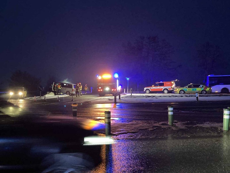 Zrádné náledí. Při ranní nehodě dodávky u Ostrovačic se zranilo pět cestujících, z toho jeden vážně.