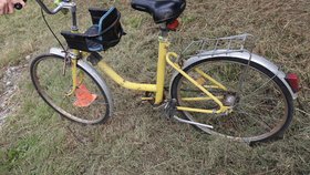 Policisté hledají řidiče, který u Náměště na Hané srazil dědu vezoucího na kole vnučku.