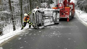 Auto, které skončilo u Rájce-Jestřebí v lese, vytáhl až autojeřáb hasičů.