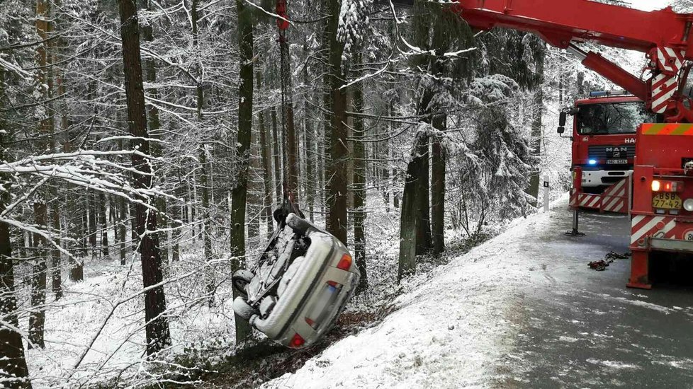 Auto, které skončilo u Rájce-Jestřebí v lese, vytáhl až autojeřáb hasičů. Řidič karambol policii nenahlásil.