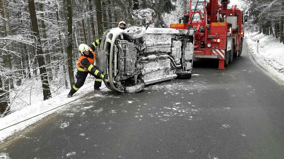 Nehody a úrazy: Tohle všechno může způsobit ledovka.