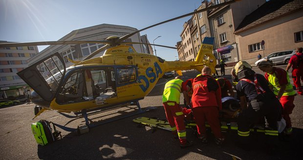 V Novém Městě nad Metují v úterý 30. července ráno řidič osobního auta srazil na přechodu ženu a následně narazil do tří mužů stojících opodál. Jeden z mužů svým zraněním podlehl.