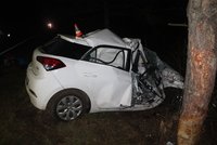 Při nehodě zemřel spolujezdec (†20): Auto bylo omotané kolem stromu