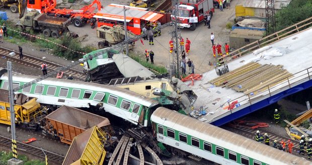 Rekonstruovaný silniční most se zřítil těsně před projíždějící vlak EuroCity. Šest lidí zahynulo, dalších 41 bylo zraněno.