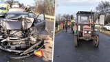 U Němčic nad Hanou se srazil traktor s autem: Na korbě cestovalo 18 lidí! 