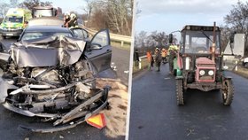 U Němčic nad Hanou se střetlo osobní auto s traktorem, který na vlečce převážel 18 lidí.