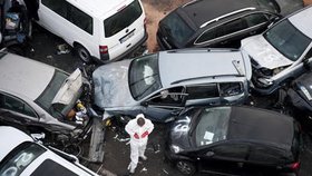 Hromadnou nehodu v Německu způsobila zřejmě snížená viditelnost