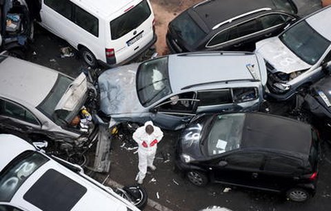 V Německu se srazilo 52 aut: 3 mrtví a 35 raněných