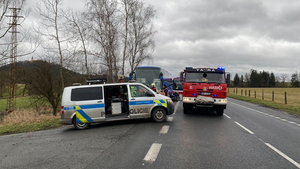Vážná nehoda na Plzeňsku: Srazil se autobus s autem, na místě jsou zranění!