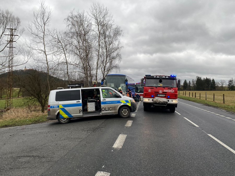 U Nepomuku na jižním Plzeňsku se srazil autobus s osobním vozem.
