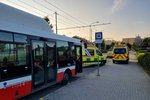 Neznámý mladík ošetřil v Merhautově ulici v Brně po nehodě autobusu a auta silně krvácející ženu. Zapomněl ale na místě nůž. Záchranáři by mu ho rádi předali.