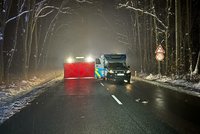 Policie hledá šoféra, který na Nymbursku srazil chodce a ujel: Měl řídit tmavou škodovku